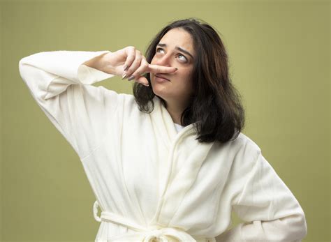 सुबह उठने पर आपके भी चेहरे पर रहती है सूजन? जानें कारण | why my face is