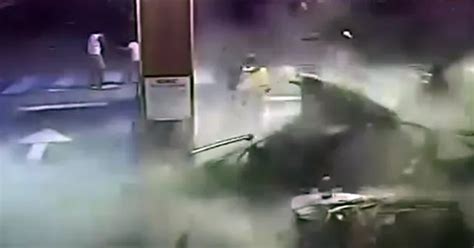 Impresionante Explosi N De Auto En Una Estaci N De Gnc