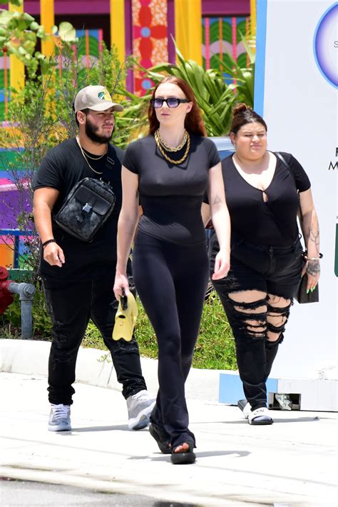 Sophie Turner Busty Hot Celebs Home