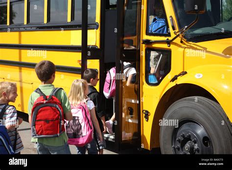 Les Enfants De Monter Dans Le Bus Scolaire Photo Stock Alamy