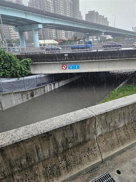 雨彈狂炸！板橋淹水警戒 浮洲橋下淹成河道