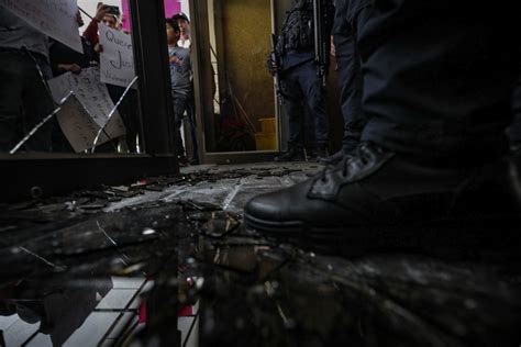 VIDEO Tumban la puerta Se sale de control la manifestación de