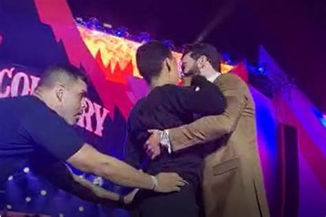 F De Gusttavo Lima Invade Palco E Ganha Blazer De R Mil Portal Do