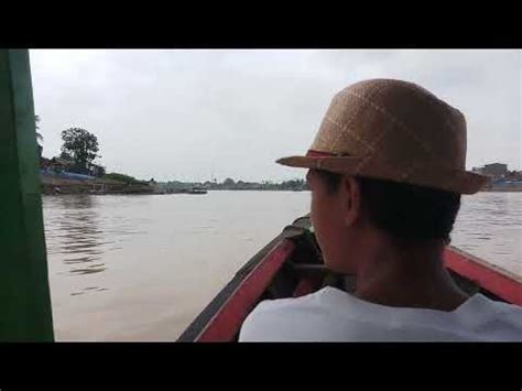 Menyeberangi Sungai Batanghari Dengan Sampan Kayu Dari Bawah