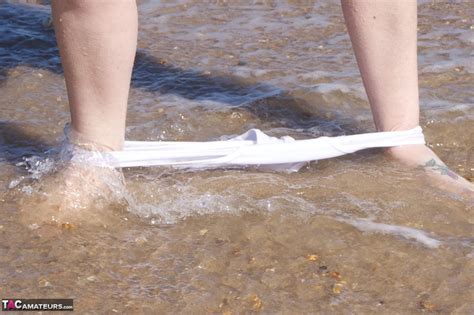 Mature Amateur Speedy Bee Gets Naked In Shades On A British Beach CoedCherry