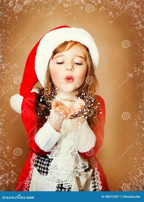 Enfant Drôle De Sourire Dans Le Chapeau De Rouge De Santa Image Stock