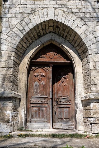 Antigua Puerta De Madera Con Arco De Medio Punto Foto Premium