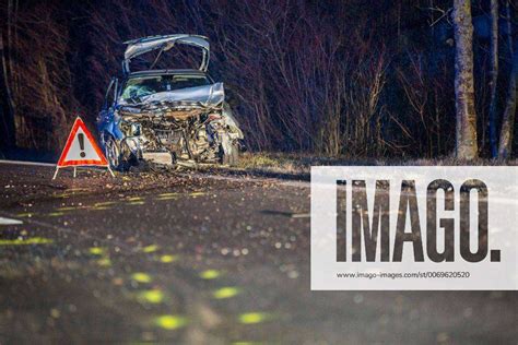 Junger Autofahrer Kommt Mit Peugeot Ins Schleudern Und Prallt Gegen