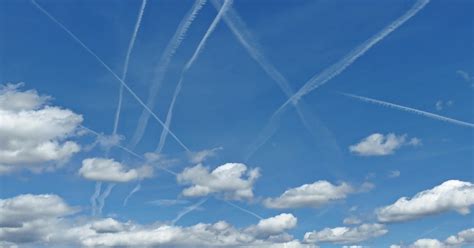 Post Comparing Chemtrails And Contrails Shows Two Examples Of Contrails