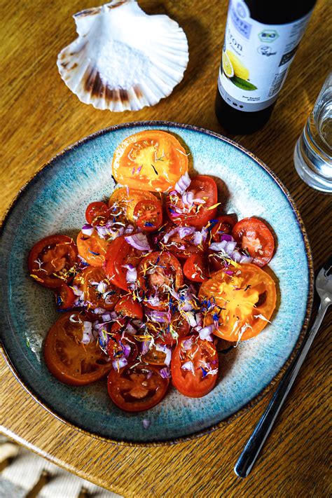 Sch Ner Salat Mit Heirloom Tomaten Roten Zwiebeln Und Kornblumen