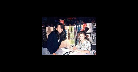 Photos Quand La Célèbre Alyssa Milano Signait Un Autographe à L