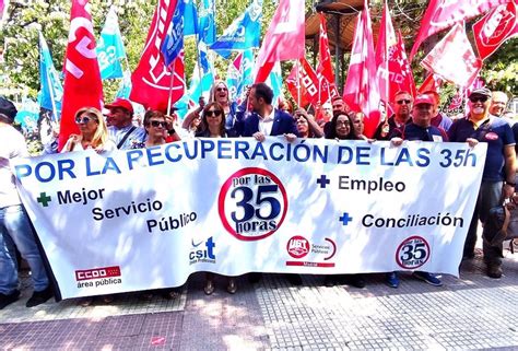 Centenares De Funcionarios Marchan Por La Calle Alcal Para Reclamar La