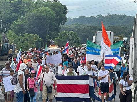 Unas Personas Bloquean Ruta En Lim N Por Falta De Atenci N Del