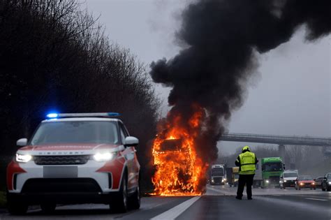 90 000 Euro Schaden Lkw fängt während der Fahrt auf A8 Feuer