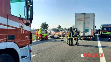 Tragico Schianto In Autostrada Furgoncino Sotto Un Tir Morti