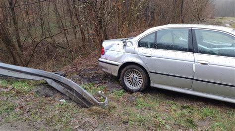 Lubinka BMW wypadło z drogi i uderzyło w drzewo