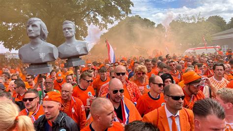 Fanmarsch Tausende Oranje Fans Feiern In Hamburg NDR De