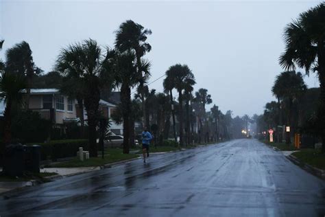 A Weather Geeks Live Blog Hurricane Matthew Lashes Us Coast Mashable