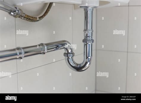 Waschbecken siphon Fotos und Bildmaterial in hoher Auflösung Alamy