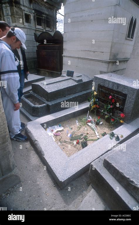 Fans Sammeln Am Grab Von Rock Legende Jim Morrison Am Friedhof Pere