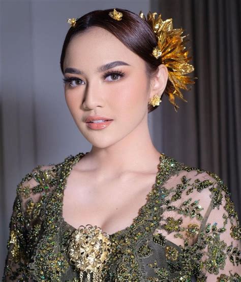 7 Inspirasi Flawless Makeup Para Artis Untuk Lamaran