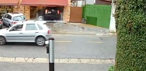 Vídeo Motorista perde controle ao estacionar e invade padaria em SP