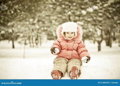 Enfant Jouant Aux Boules De Neige Photo Stock Image Du Ch Ri