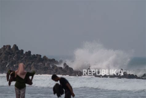 Hati Hati Wisata Di Pantai Simak Penjelasan BMKG Ini Republika Online