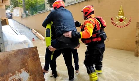 Maltempo In Emilia Romana Soccorso Operaio A Riccione 16 05 23