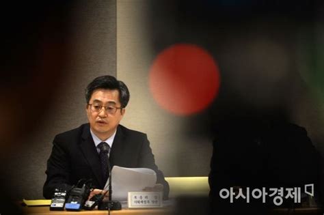 포토 일자리 안정자금 대책 발표하는 김동연 부총리 아시아경제