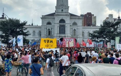 Masiva movilización a la Municipalidad de La Plata contra la represión