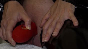 Milf en látex masturbándose con su devorador de clítoris hasta el orgasmo y chorros XVIDEOS