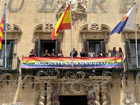 Equipo De Gobierno De Alicante Despliega Solo Pancarta Lgtbi Vox Pide