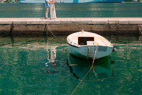 Barco En El Fondo De Los Recienes Casados Que Se Colocan En Muelle Foto