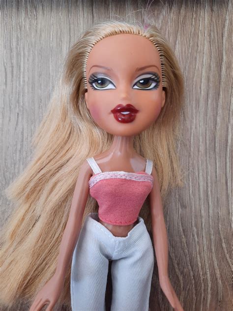 Can Someone Help Me Id This Bratz She Has A Pink Streak In Her Hair