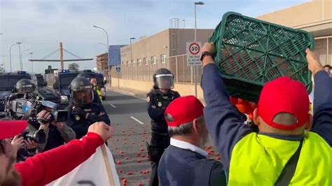 Los Agricultores Andaluces Vuelven A Volcar La Carga De Tomates De Un