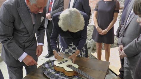 Royal Fans Opgelet Ukelele Gesigneerd Door Koning Charles Iii En