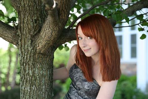 Jolie Jeune Fille De Ladolescence Rousse Avec Des Taches De Rousseur