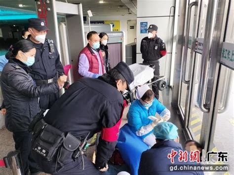 旅客突发疾病瘫倒在地 铁路民警及时送医——中国新闻网·广东