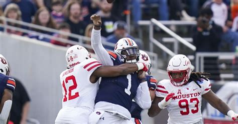 Houston Defense Shines In 17 13 Birmingham Bowl Win Over Auburn