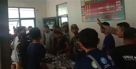 Kecewa Tak Dipinjami Ambulans Puskesmas Di Lebak Dikepung Warga