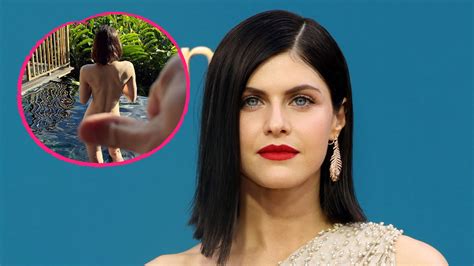 Im Urlaub Alexandra Daddario posiert völlig nackt im Pool