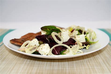 Appetitlicher Rindfleisch Feta Käse Salat mit Grün Alinas Salate