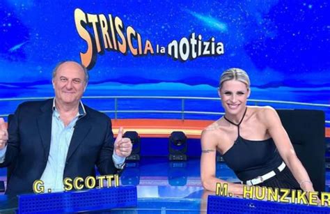 Michelle Hunziker Il Siparietto Con Gerry Scotti è Sotto Gli Occhi Di