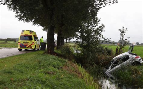 Auto Botst Tegen Boom En Belandt In De Sloot Bij Tijnje Leeuwarder