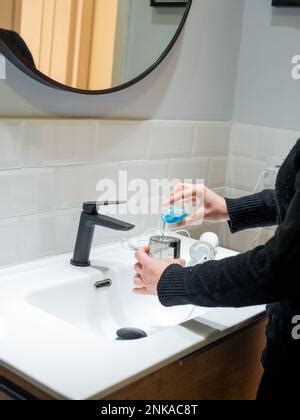 Salud Oral Sin Esfuerzo Mujer Llenando El Tanque De Agua Con Enjuague