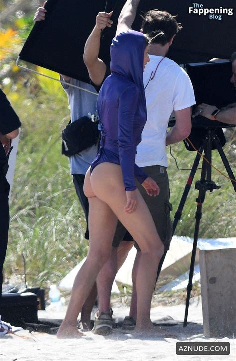 Gisele Bundchen Sexy Spotted Modeling Wearing A Hot Swimsuit And Showing Off Her Beautiful Tits