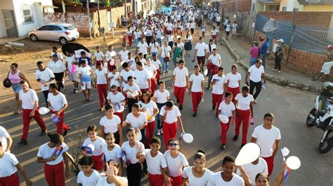 Caminhada pela Paz reúne moradores alunos e professores de conjunto