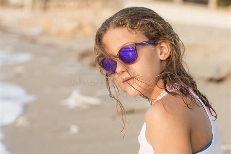 Petite Fille Se Baignant Sur La Plage Avec Des Verres Photo Stock