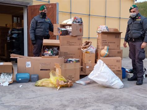 Fabbrica Di Fuochi D Artificio Illegali Sequestrate Tonnellate Di